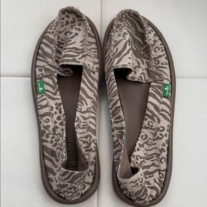 Sanuk NWOT Size 8 Casual Brown Slip-On Animal Print Shoes